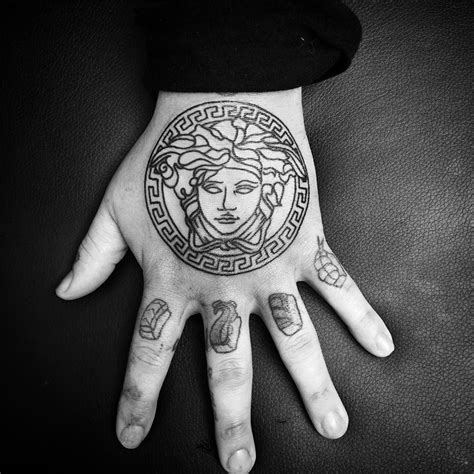 tatuaje versace en la mano|Las 10 mejores ideas e inspiración sobre tatuagem versace.